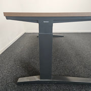 Steelcase Slingerbureau zit-zit 180x80 cm - Antraciet frame - Nieuw blad - H63-82 cm