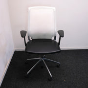 Vitra Meda Chair - Bureaustoel - Zwart leder zitting - Witte Meshrug - Chroom onderstel