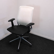 Vitra Meda Chair - Bureaustoel - Zwart leder zitting - Witte Meshrug - Chroom onderstel