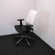 Vitra Meda Chair - Bureaustoel - Zwart leder zitting - Witte Meshrug - Chroom onderstel