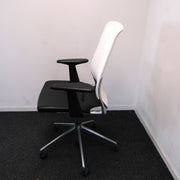 Vitra Meda Chair - Bureaustoel - Zwart leder zitting - Witte Meshrug - Chroom onderstel