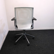 Vitra Meda Chair - Bureaustoel - Zwart leder zitting - Witte Meshrug - Chroom onderstel