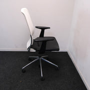 Vitra Meda Chair - Bureaustoel - Zwart leder zitting - Witte Meshrug - Chroom onderstel