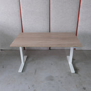Slingerbureau zit-zit 140x80 cm - Wit frame - Midden eiken blad - H61-90 cm BR49