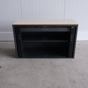 Gispen roldeurkast - 120x45x74cm (BxDxH) - Grijs/Ahorn - 1 legbord - 1 Hangmaplade - 1 sleutel - RD83