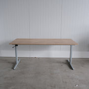 Slingerbureau zit-zit 180x80 cm - Grijs frame - Nieuw midden eiken blad - H63-84 cm BR70