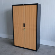 Schaffenburg roldeurkast - lichte schade op deur - Zwart/Oker - 120x45x197cm (BxDxH) - Voorzien van sleutel - RD109