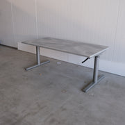 Gispen Slinger zit-zit bureau - 160x80cm - H63-83cm - Grijs onderstel - Nieuw Betonlook blad - BR86