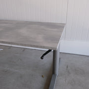 Gispen Slinger zit-zit bureau - 160x80cm - H63-83cm - Grijs onderstel - Nieuw Betonlook blad - BR86