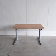 Gispen Slinger zit-zit bureau - 120x80cm - H63-83cm - Grijs onderstel - Nieuw Havanna blad - BR84