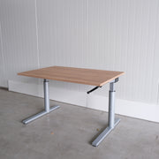 Gispen Slinger zit-zit bureau - 120x80cm - H63-83cm - Grijs onderstel - Nieuw Havanna blad - BR84