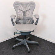 Herman Miller Mirra type 1 - Bureaustoel - Grijze netbespanning - Grijs Frame