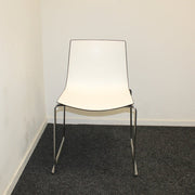 Arper Catifa 46 - Design stoel - Zwart - Wit - Kunststof - R&M Kantoor- en Designmeubilair