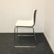 Arper Catifa 46 - Design stoel - Zwart - Wit - Kunststof - R&M Kantoor- en Designmeubilair