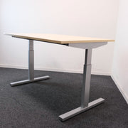 Bureau - Inbus instelbaar zit/zit bureau- 120x80cm - Ahorn blad - Grijs onderstel - R&M Kantoor- en Designmeubilair