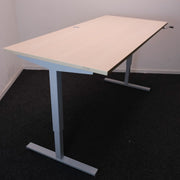 Bureau - Slinger instelbaar zit/zit - 180 x 80 - Eiken blad - Grijs onderstel - R&M Kantoor- en Designmeubilair