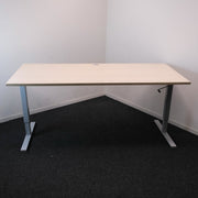 Bureau - Slinger instelbaar zit/zit - 180 x 80 - Eiken blad - Grijs onderstel - R&M Kantoor- en Designmeubilair