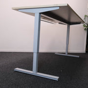 Bureau - Slinger instelbaar zit/zit - 180 x 80 - Eiken blad - Grijs onderstel - R&M Kantoor- en Designmeubilair