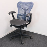 Herman Miller Mirra type 1 - Bureaustoel - Zwart/blauw - Grijs Frame - R&M Kantoor- en Designmeubilair