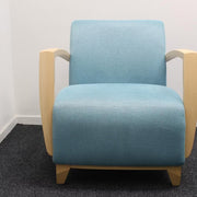 Mobitec - Design stoel - Lichtblauw - Vier-poots hout onderstel - R&M Kantoor- en Designmeubilair