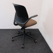 Steelcase Cobi Chair - Vergaderstoel - Bruin/Rood - ZGAN - R&M Kantoor- en Designmeubilair