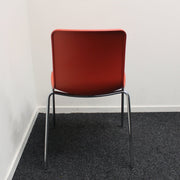 Vitra Hal - Designstoel - Rood - Stapelbaar - R&M Kantoor- en Designmeubilair