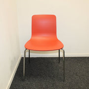 Vitra Hal - Designstoel - Rood - Stapelbaar - R&M Kantoor- en Designmeubilair