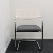 Vitra Visavis - Design vergaderstoel - Grijs/Wit - Slede - R&M Kantoor- en Designmeubilair