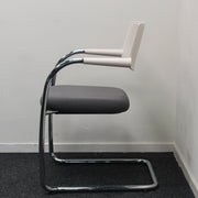 Vitra Visavis - Design vergaderstoel - Grijs/Wit - Slede - R&M Kantoor- en Designmeubilair