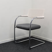 Vitra Visavis - Design vergaderstoel - Grijs/Wit - Slede - R&M Kantoor- en Designmeubilair