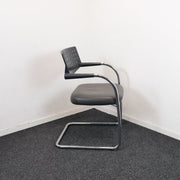 Vitra Visavis - Design vergaderstoelen - Leer - Grijs - Slede - R&M Kantoor- en Designmeubilair