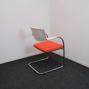 Vitra Visavis - Design vergaderstoelen - Oranje/Wit - Slede - R&M Kantoor- en Designmeubilair