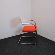 Vitra Visavis - Design vergaderstoelen - Oranje/Wit - Slede - R&M Kantoor- en Designmeubilair