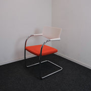 Vitra Visavis - Design vergaderstoelen - Oranje/Wit - Slede - R&M Kantoor- en Designmeubilair