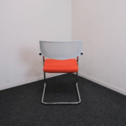 Vitra Visavis - Design vergaderstoelen - Oranje/Wit - Slede - R&M Kantoor- en Designmeubilair